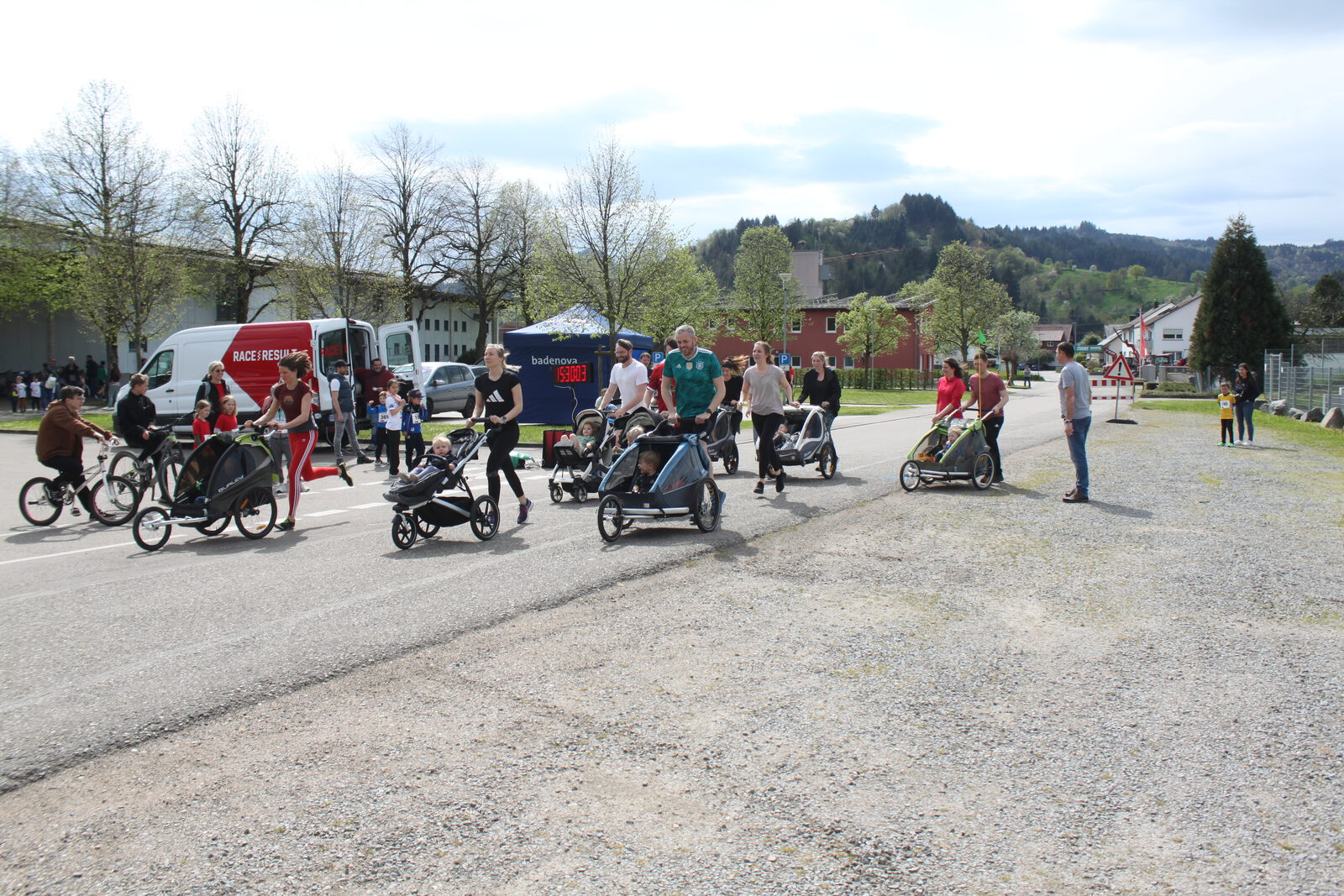 Kinderwagen-Spendenlauf